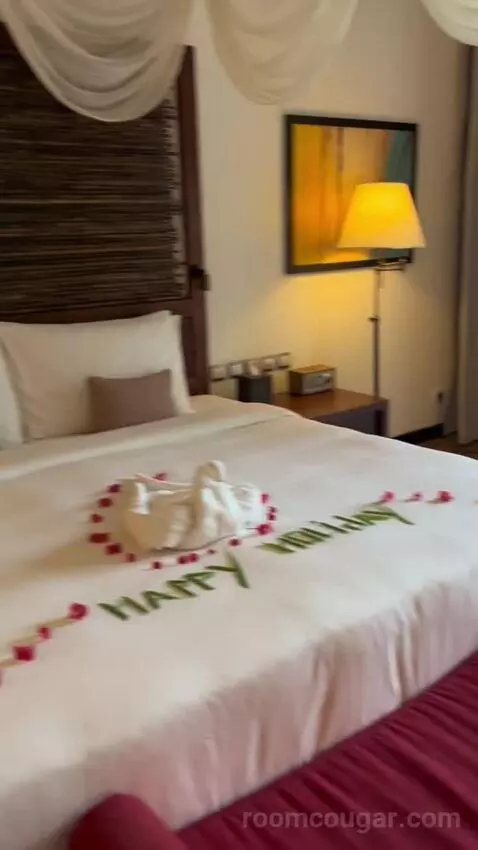 Junior Suite with Garden View bed picture #2
