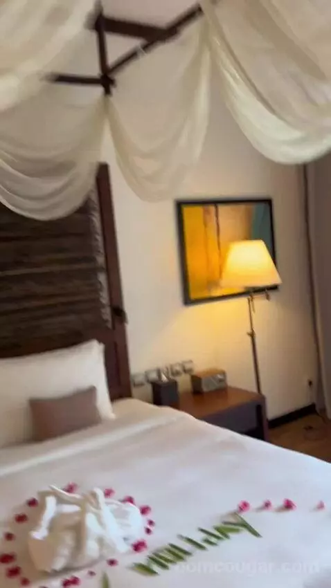 Junior Suite with Garden View bed picture #3