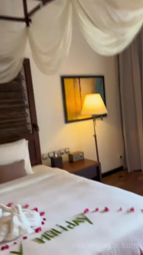 Junior Suite with Garden View bed picture #4
