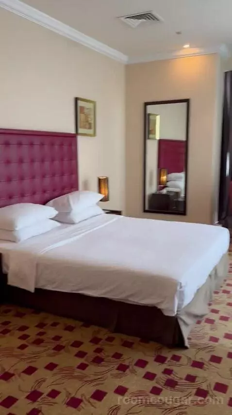 Executive Suite (#103) bed picture #3