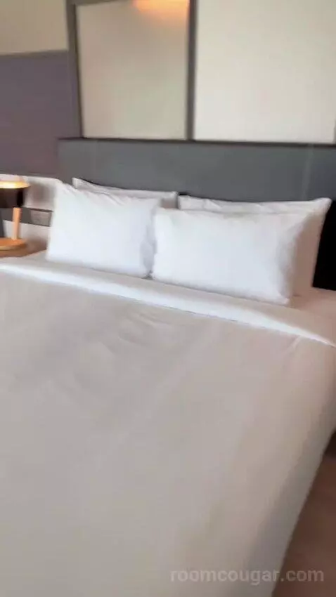 Deluxe King Room (#821) bed picture #3