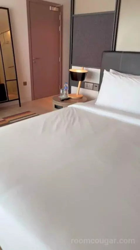 Deluxe King Room (#821) bed picture #8