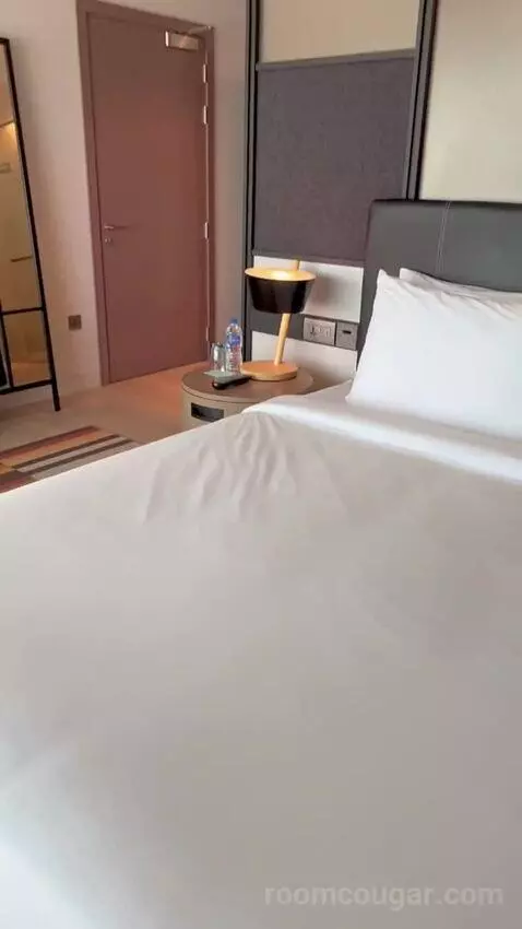 Deluxe King Room (#821) bed picture #9