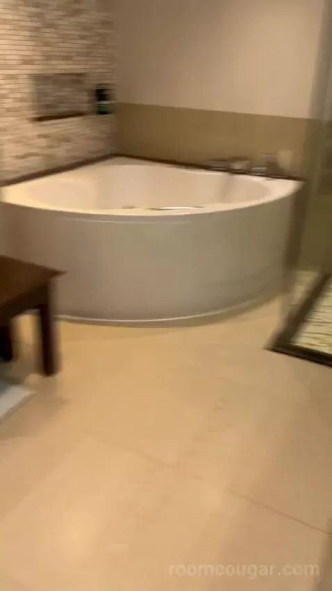 Executive Suite (#601) bathroom picture #10