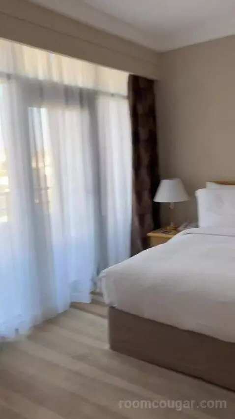 Executive Suite (#601) bed picture #1