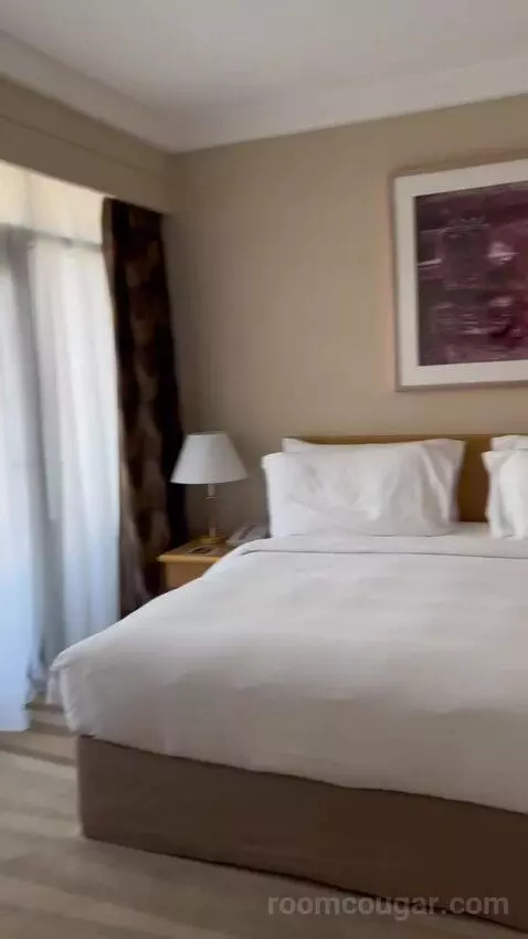 Executive Suite (#601) bed picture #4