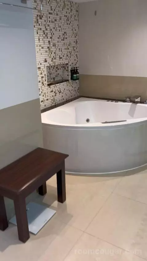 Executive Suite (#601) bathroom picture #1