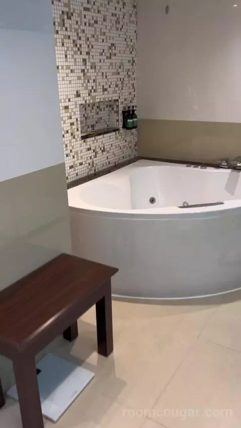 Executive Suite (#601) bathroom picture #3