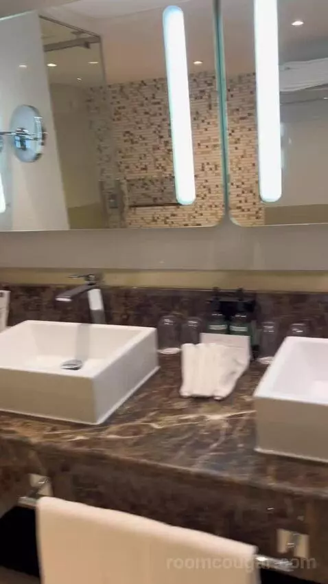 Executive Suite (#601) bathroom picture #9