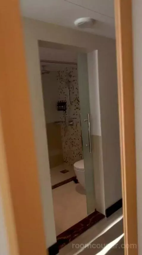 Queen Room (#411) bathroom picture #2