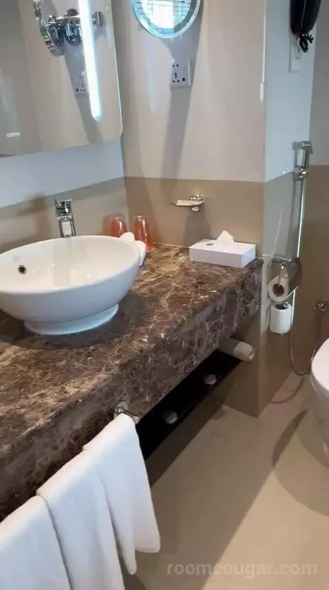 Family Room (#140) bathroom picture #1