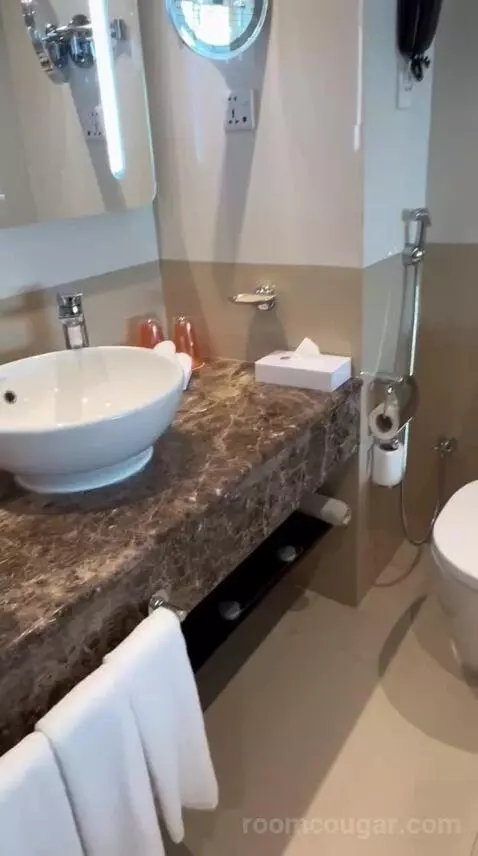 Family Room (#140) bathroom picture #2