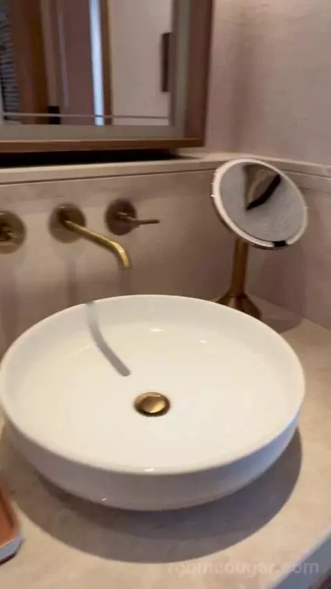 Club Mountain View Room (#211) bathroom picture #2