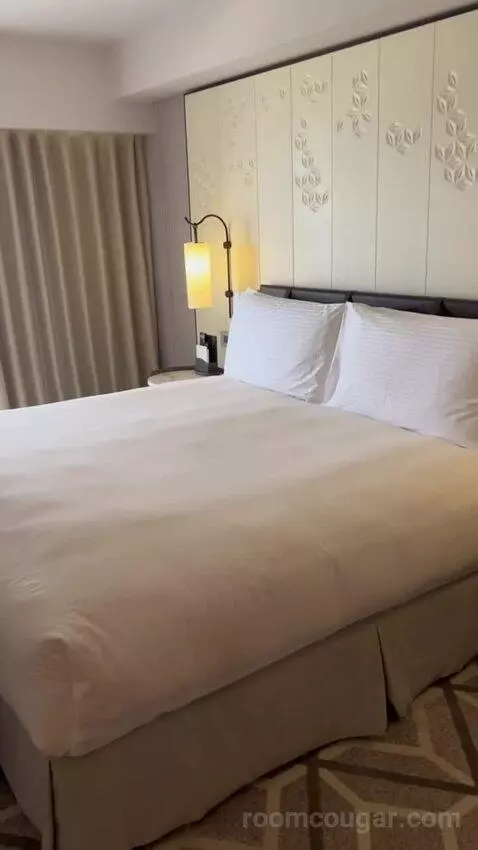 Junior Suite (#418) bed picture #10