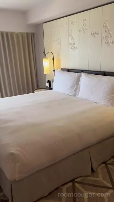 Junior Suite (#418) bed picture #11