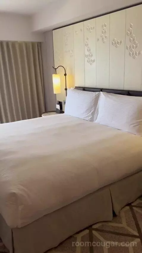Junior Suite (#418) bed picture #12