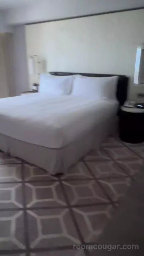 Executive Suite (#618) bed picture #2