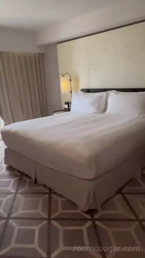 Executive Suite (#618) bed picture #4