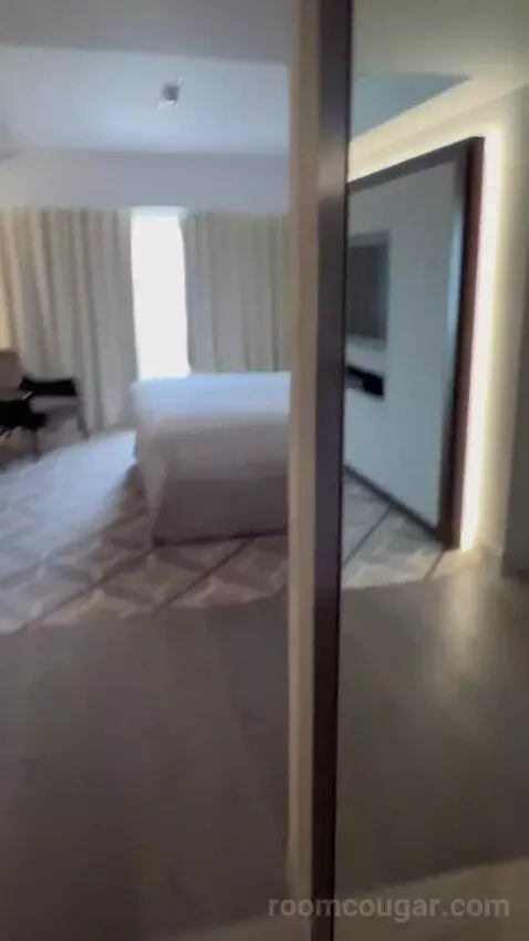 Executive Suite (#618) bed picture #11