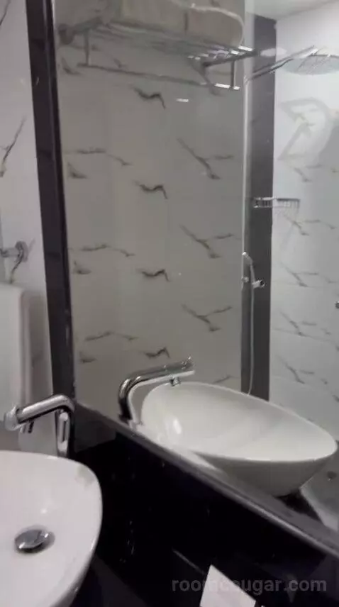 Standard Queen Room (#1025) bathroom picture #2