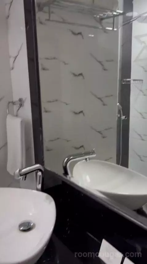 Standard Queen Room (#1025) bathroom picture #3