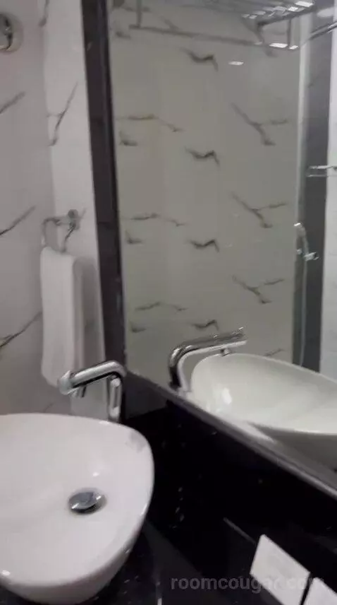 Standard Queen Room (#1025) bathroom picture #4