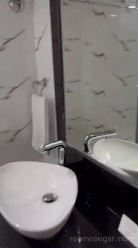 Standard Queen Room (#1025) bathroom picture #5