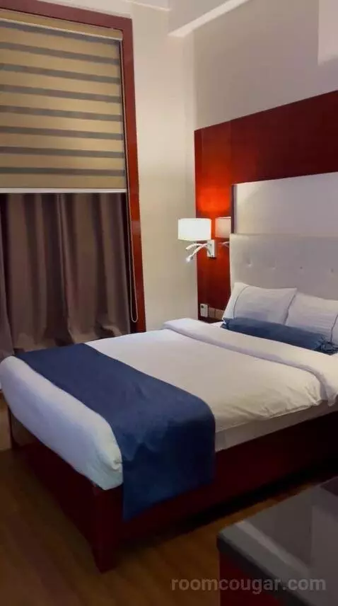 Standard Queen Room (#1025) bed picture #1