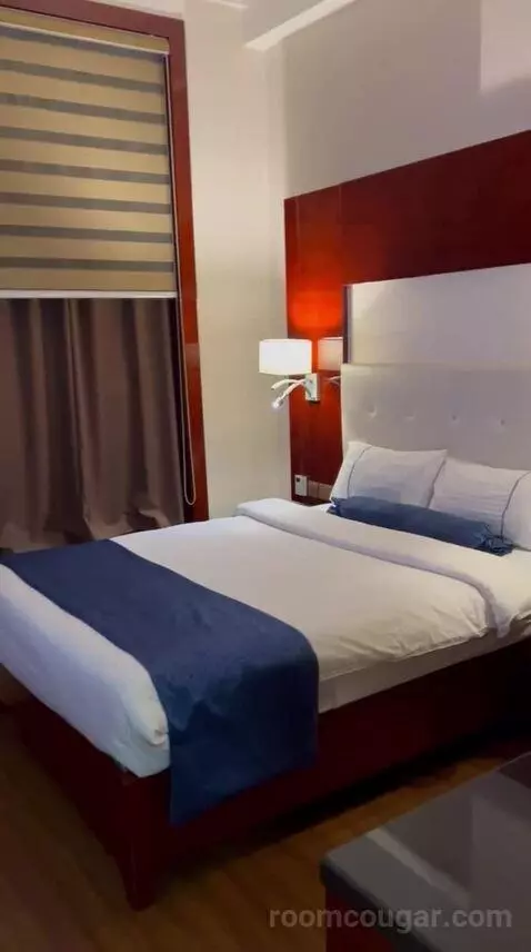 Standard Queen Room (#1025) bed picture #2