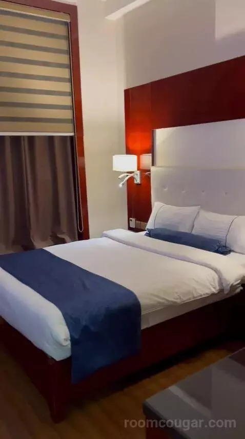 Standard Queen Room (#1025) bed picture #3