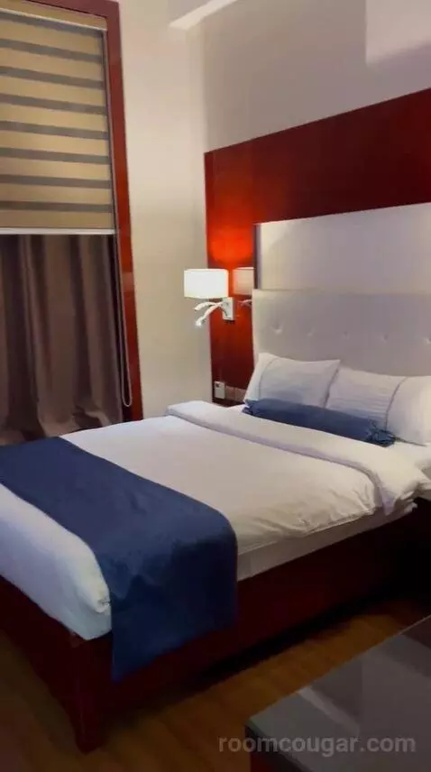 Standard Queen Room (#1025) bed picture #4