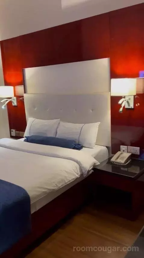 Standard Queen Room (#1025) bed picture #5