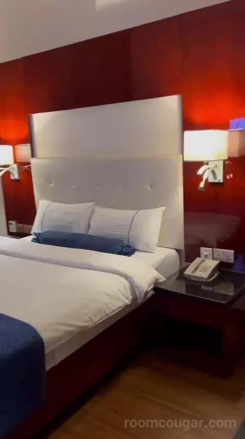 Standard Queen Room (#1025) bed picture #6