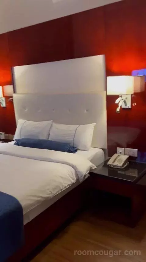 Standard Queen Room (#1025) bed picture #7