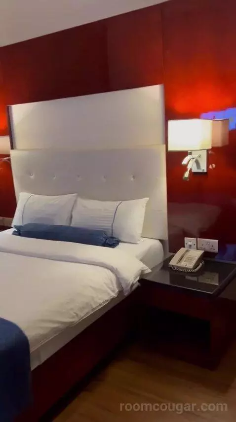 Standard Queen Room (#1025) bed picture #8