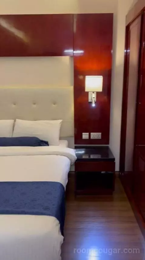 Standard Queen Room (#2007) bed picture #2