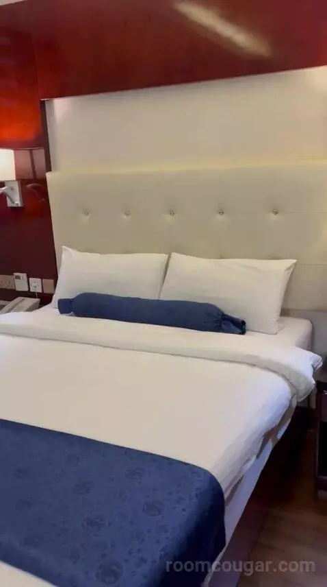 Standard Queen Room (#2007) bed picture #3