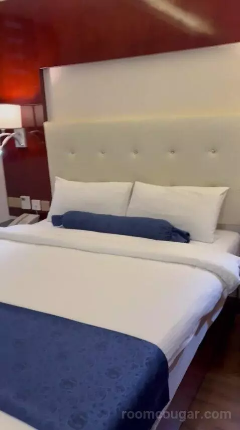 Standard Queen Room (#2007) bed picture #4