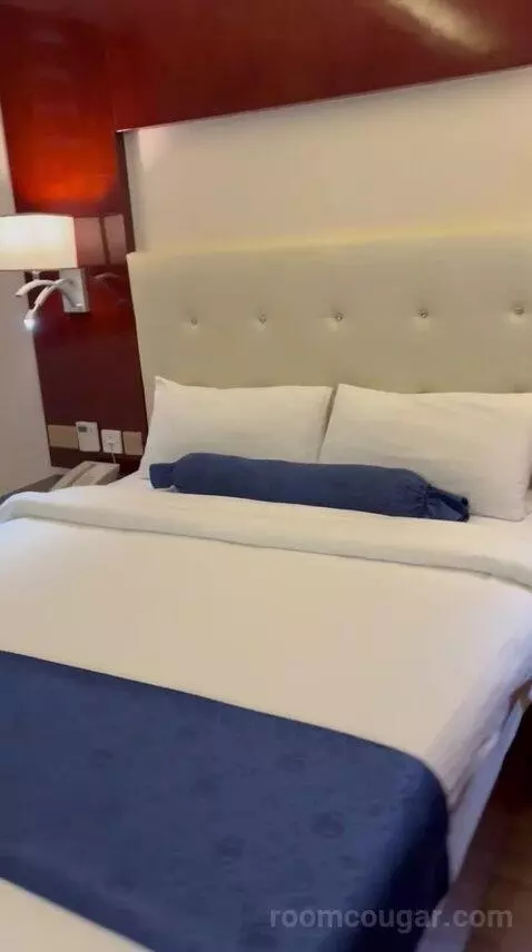 Standard Queen Room (#2007) bed picture #5