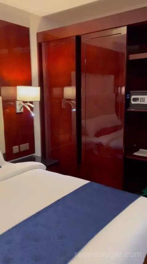 Standard Queen Room (#2007) bed picture #7