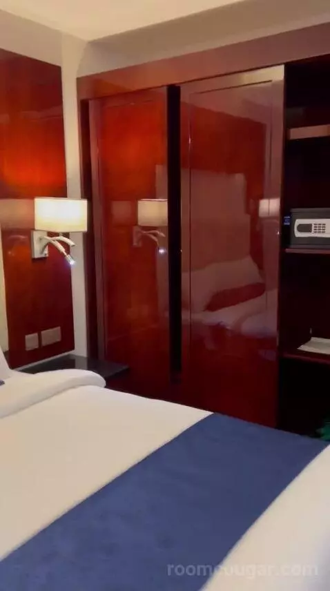 Standard Queen Room (#2007) bed picture #8