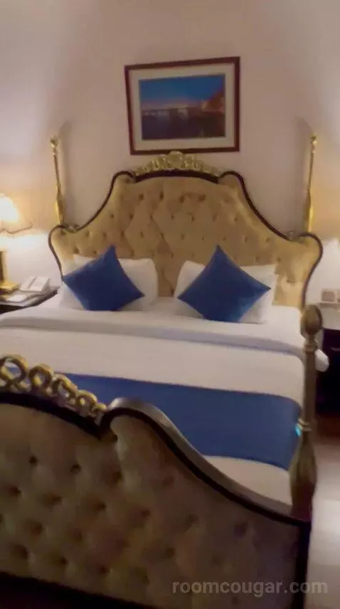 Headington Suite (#2302) bed picture #2