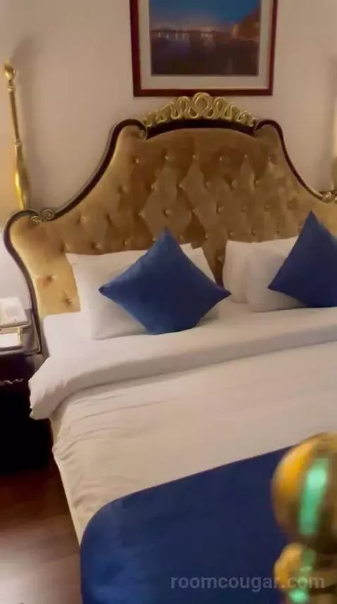 Headington Suite (#2302) bed picture #6