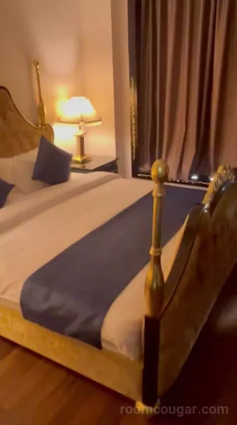 Headington Suite (#2302) bed picture #11