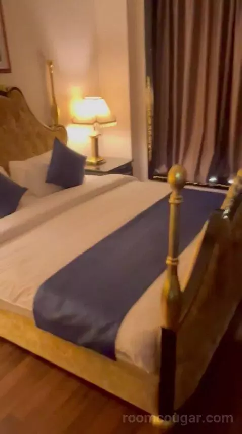 Headington Suite (#2302) bed picture #12