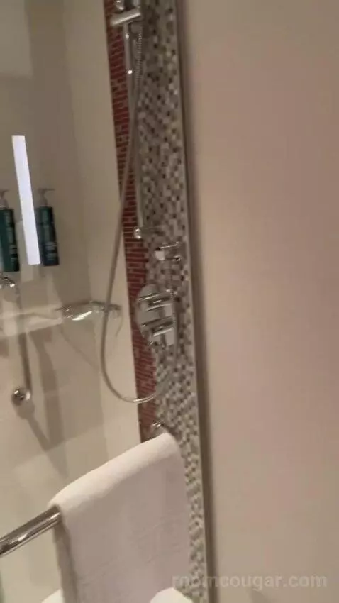 Superior King Room (#126) bathroom picture #10