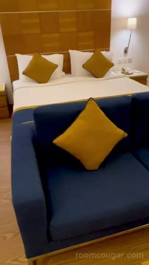 Superior King Room (#230) bed picture #5