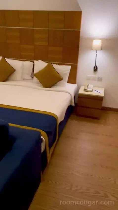 Superior King Room (#230) bed picture #7