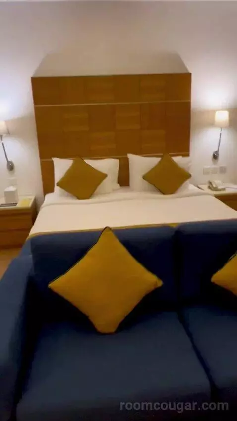 Superior King Room (#230) bed picture #9