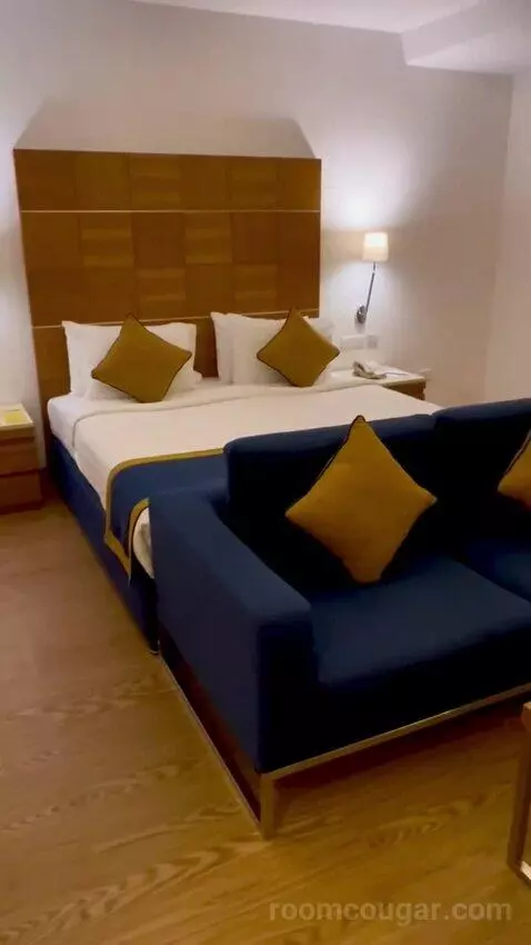 Superior King Room (#230) bed picture #2